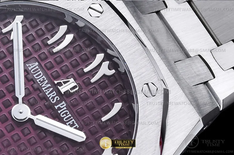 AP0855A - Royal Oak Ladies 67650ST 33mm SS/SS Red/Ara ZF Sw Qtz
