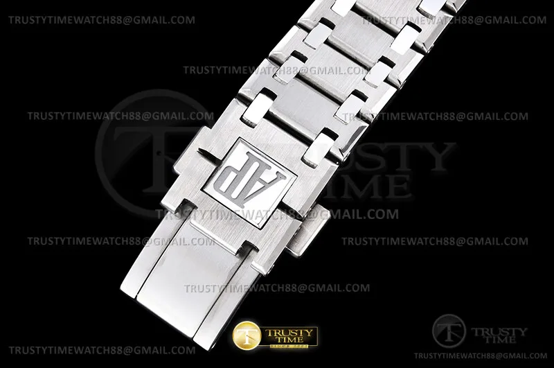 AP0925 - Royal Oak Jumbo Extra Thin 16202XT TI/TI S-Red ZF A7121